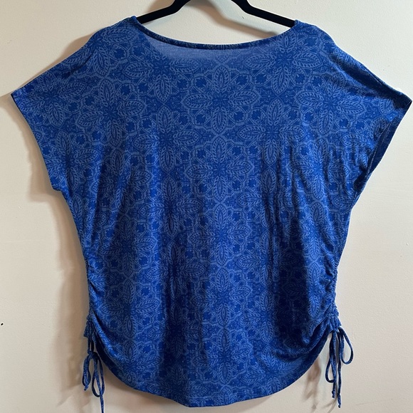 St John’s Bay Active Blue Floral Top w/ Ruched String Tie Sides - Picture 2 of 3